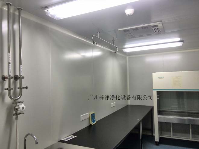 建造和使用潔凈室能有效減少室內(nèi)誘入、產(chǎn)生及滯留粒子。