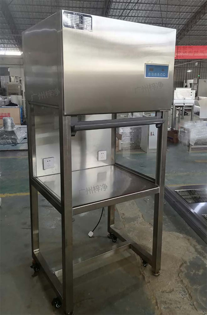 升降門超凈工作臺是采用單向空氣流，室內空氣經預初效過濾器進入靜壓箱，再經過高效空氣過濾器，最后在操作區(qū)內形成高度潔凈的單向空氣流，是提供操作區(qū)高潔凈度工作環(huán)境的理想設備。