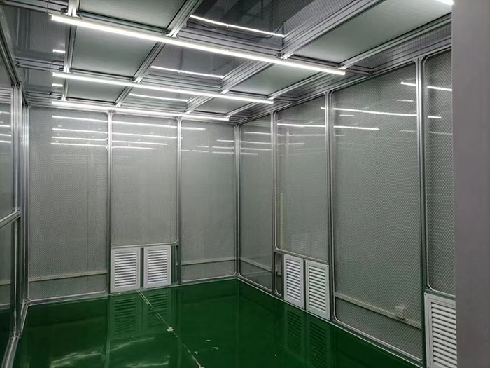 選擇百級無塵潔凈棚還是千級無塵潔凈棚，應(yīng)根據(jù)具體的生產(chǎn)需求、產(chǎn)品要求和預(yù)算來決定。